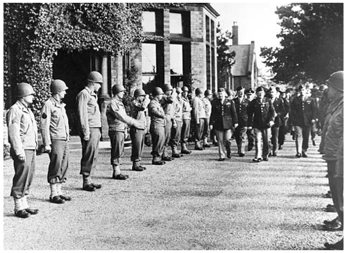 US officers and men outside the Clocktower Building, c. 1942 - 4 image